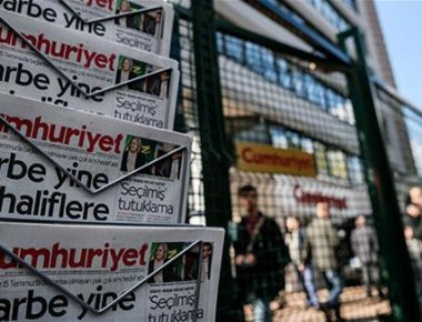 Αρχίζει η δίκη των δημοσιογράφων της Cumhuriyet -Η φίμωση του Τύπου από την κυβέρνηση Ερντογάν (βίντεο)